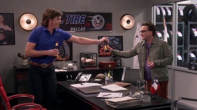 L – R: Jerry O’Connell als George Cooper, Jr., Johnny Galecki als Leonard Hofstadter – Bild: TVDB