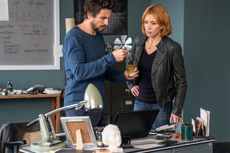 Felix „Einstein“ Winterberg (Tom Beck, l.); Elena Lange (Annika Ernst, r.) – Bild: SAT.1 /​ Wolfgang Ennenbach Eigenproduktionsbild frei