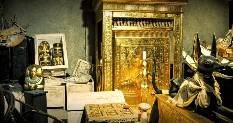 Viele Gräber im Tal der Könige sind schon vor Jahrhunderten geplündert worden. Dabei scheinen die Räuber systematisch vorgegangen zu sein. Ist dies das Werk gewöhnlicher Diebe? – Bild: Tobias Lenz /​ ZDF