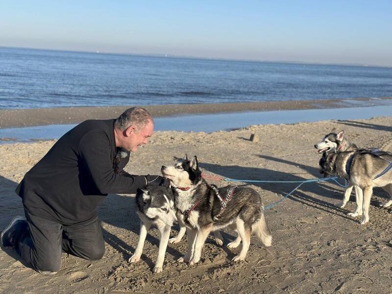 Waldi am Strand von Usedom mit seinen Schlittenhunden – Bild: ZDF/​Warner Bros. Deutschland