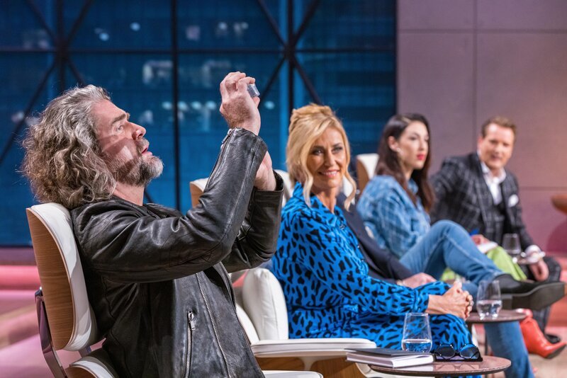 Investor Nils Glagau schaut sich die Zecke die Gründer Matthias Meinhold mitgebracht hat genau an. – Bild: RTL /​ Bernd-Michael Maurer