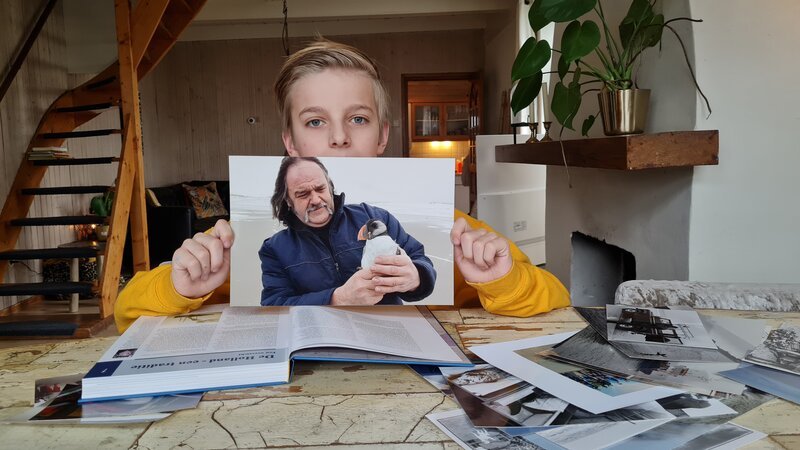 Dane mit einem Foto von Großvater – Bild: KiKA/​Filmproduktion Berlin/​Alexander Preuss