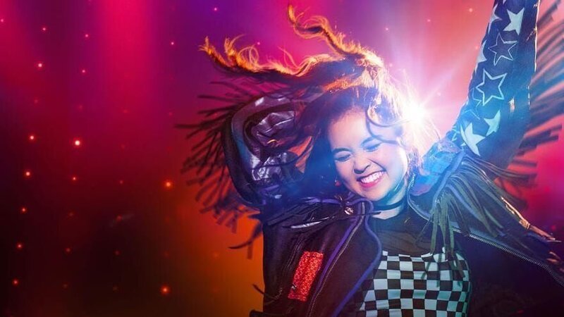Die 16-jährige Hannah (Julia Kim Caldwell), eine kanadisch-koreanische Teenagerin, erhält die Möglichkeit, als Englischtutorin bei der koreanischen Entertainment-Firma OME zu arbeiten und taucht in die Welt der K-Pop-Stars ein. – Bild: RTL