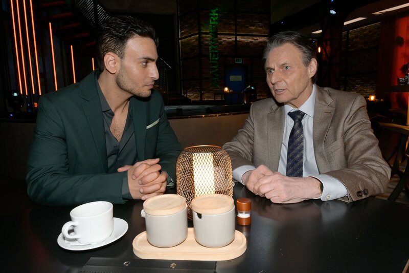 Gerners (Wolfgang Bahro, r.) Anerkennung tut Nihat (Timur Ülker) gut. – Bild: RTL