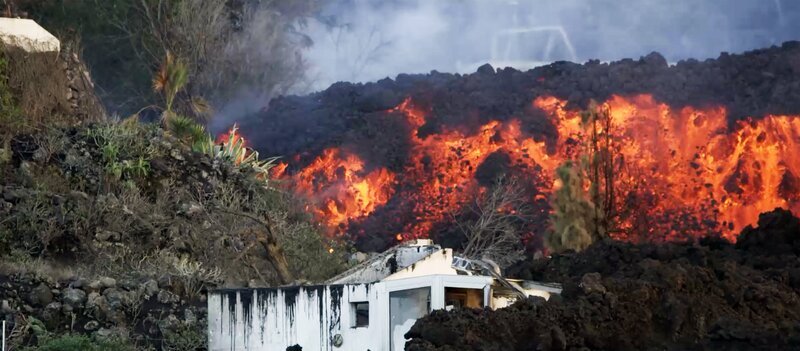 Machtlos gegen die Natur, denn die Lavaströme konnten weder umgeleitet noch gestoppt werden. Die Bewohner konnten zusehen, wie ihr Hab und Gut vernichtet wurde. – Bild: ZDF und Spiegel TV