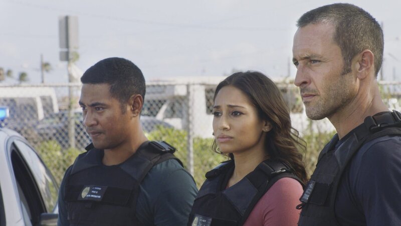 Als ein des Mordes Bezichtigter mit Selbstmord droht, geraten Junior Reigns (Beulah Koale, l.), Tani Rey (Meaghan Rath, M.) und Steve McGarrett (Alex O’Loughlin, r.) an ihre Grenzen … – Bild: 2017 CBS Broadcasting, Inc. All Rights Reserved Lizenzbild frei
