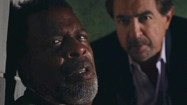 On the right: David Rossi (Joe Mantegna) – Bild: www.seat42f.com