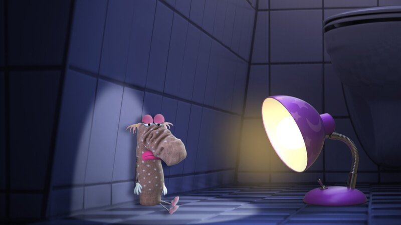 Es ist dunkel und die kleine Lampe hört ein leises Stimmchen. Im Bad findet sie ein einsames Söckchen, das sich beim Versteckspiel so gut versteckt hatte, dass es nicht gefunden wurde. Wo mag nur das andere Söckchen sein? – Bild: rbb/​Bastei Media