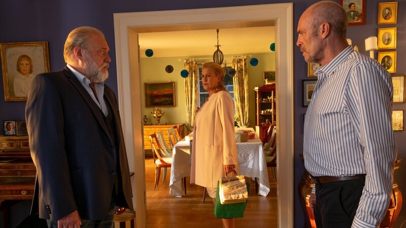 Der Alte Kein Entkommen Der Hauptkommissar überbringt den Eltern die Todesnachricht: Jan-Gregor Kremp als Richard Voss, Suzanne von Borsody als Brigitte Wiegand, Peter Kremer als Werner Wiegand – Bild: SRF/​ZDF/​Erika Hauri