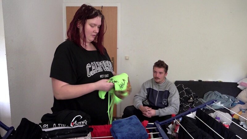 Vollwaise Lena steckt in großen finanziellen Sorgen. Kumpel Max steht der 19-Jährigen zur Seite, so gut es geht. Aber kann er ihr wirklich helfen? – Bild: RTLZWEI