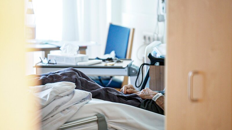 MDR FERNSEHEN ECHTES LEBEN: MEIN TOD. MEINE ENTSCHEIDUNG, am Freitag (17.04.26) um 02:50 Uhr. Ab 15.04.2026 in der ARD-Mediathek. Auf Palliativstationen setzt man auf die palliative Sedierung am Lebensende. Der „assistierte Suizid“ ist hier kaum ein Thema. – Bild: MDR/​Thomas Keffel