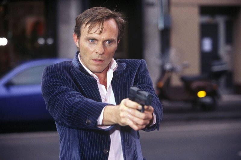 Falk (Dirk Martens) will Waller festnehmen. – Bild: SAT.1 /​ Münstermann