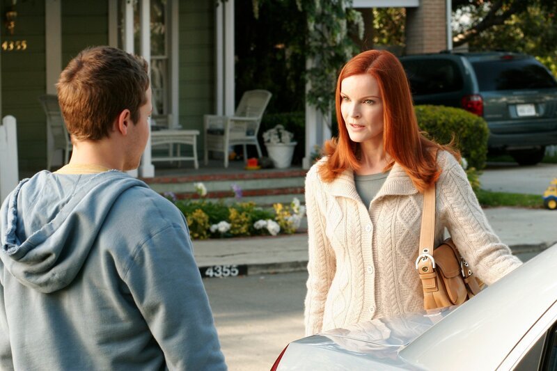 Nachdem Bree (Marcia Cross, r.), Andrew (Shawn Pyfrom, l.) und Peter gemeinsam im Bett erwischt hat, will sie Andrew endlich aus ihrem Leben haben … – Bild: ABC, INC.
