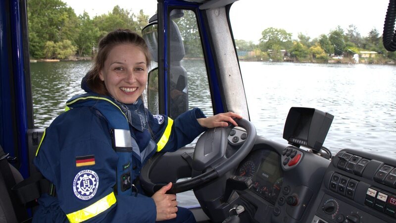 Marina testet das Amphibienfahrzeug des TWH auf der Straße und im Wasser. – Bild: BR/​megaherz GmbH/​Amelie Cran