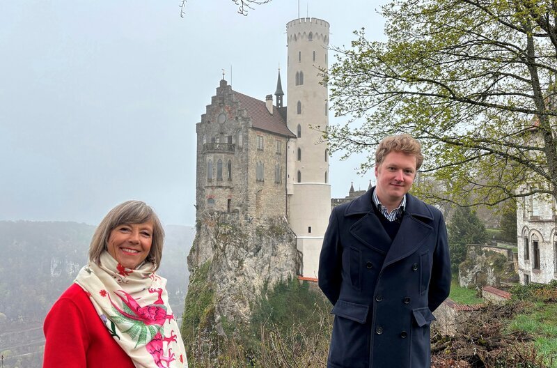 SWR Moderatorin Annette Krause mit dem Schlossherren von Schloss Lichtenstein im Landkreis Reutlingen in Baden-Württemberg. – Bild: SWR /​ Joachim Müller /​ SWR Presse/​Bildkommunikation