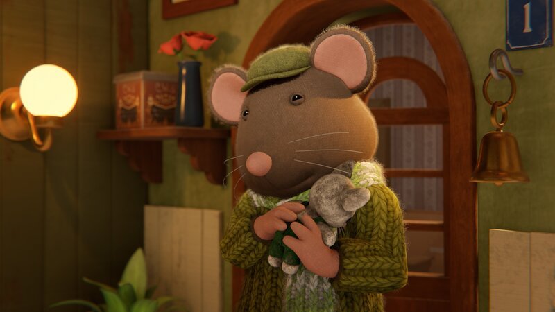 Herr Kehrfeger ist überglücklich. Sam und Julia haben sein lang vermisstes Kuscheltier aus Kindertagen gefunden und zu ihm gebracht. – Bild: Cielo Films – Caribara Production /​ ZDF