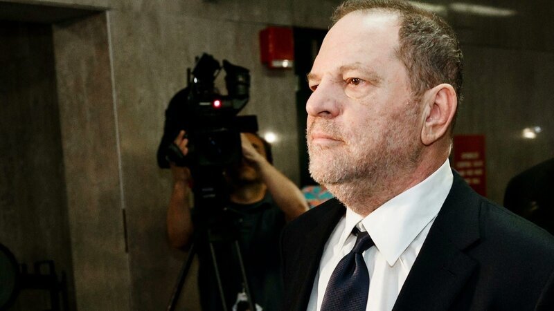 Tiefer Fall: Der einst erfolgreiche Produzent Harvey Weinstein wird wegen Vergewaltigung und sexueller Nötigung angeklagt. – Bild: Prime Entertainment Group /​ ZDF