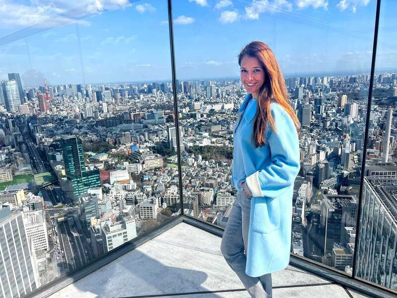 Elena Bruhn 229 Meter über Tokio auf dem Hochhaus Shibuya Sky – Bild: RTL