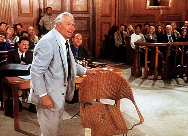 Matlock (Andy Griffith, l.) kann anhand eines kaputten Stuhls beweisen, dass belastendes Material in Jesses Wohnung gebracht wurde … – Bild: Sat.1 Gold