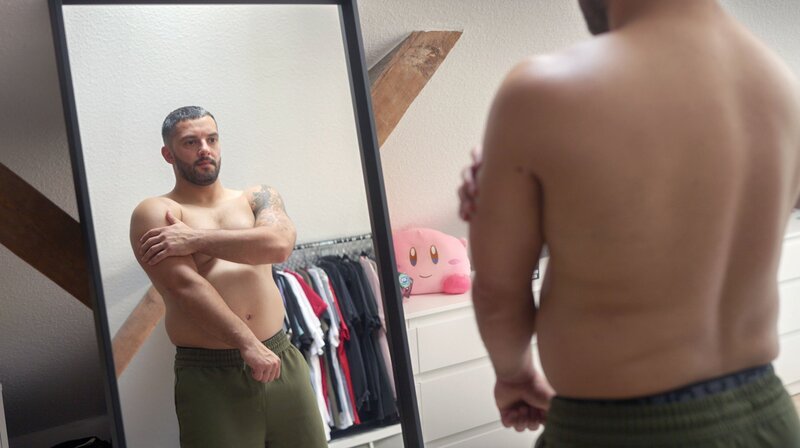 Marcel ist entschlossen, sich operieren zu lassen. Auf Schönheit kommt es ihm gar nicht so an, sagt er eher um „frei sein“. – Bild: NDR/​Maurice Wilkering