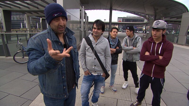 Darvishi Darvish Streetworker mit Asylwerbern – Bild: ATV