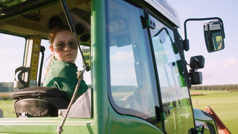 Die nächste Generation am Start: Anna Schwab war sich schon als Kind sicher, dass sie in die Landwirtschaft will. Jetzt bereitet sie sich darauf vor, eines Tages das Familienunternehmen zu übernehmen. – Bild: Felix Riedelsheimer /​ ZDF