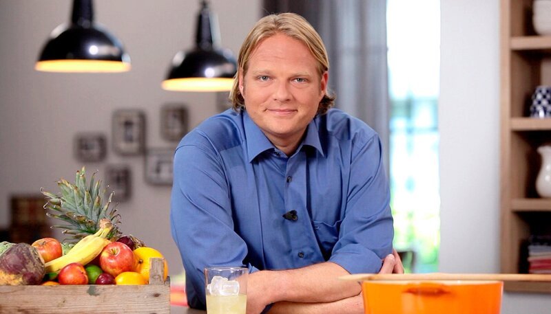 WDR Fernsehen EINFACH UND KÖSTLICH – KOCHEN MIT BJÖRN FREITAG, „Rezepte für Familien mit Kindern“. Sternekoch Björn Freitag bereitet heute ein phantasievolles Gericht für Familien mit Kindern. – Bild: SWR/​WDR/​Schwartzkopff TV