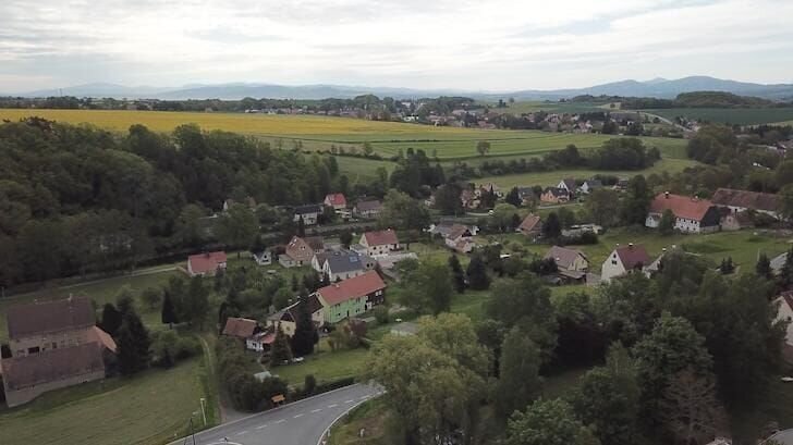 Die Wohnungsnot in deutschen Großstädten sorgt für Angst, Verdrängung und Verunsicherung, während in ländlichen Regionen Wohnungen leer stehen. – Bild: RTL /​ Arriba Media