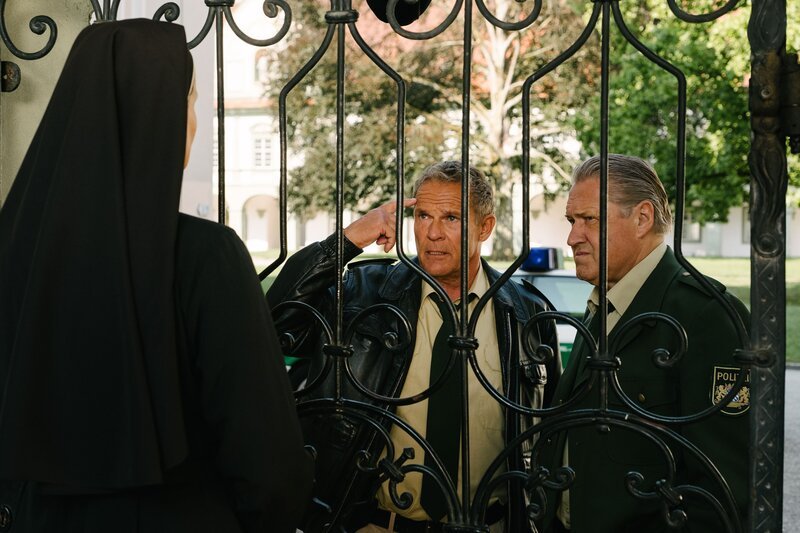 Der neue Fall führt Hubert (Christian Tramitz, M.) und Girwidz (Michael Brandner, r.) ins Kloster und zu Oberin Renate (Michaela Steiger, l.). – Bild: TMG /​ Emanuel A. Klempa