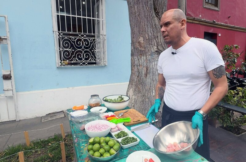 In Lima leitet Chefkoch Rafael eine Masterclass und enthüllt sein Geheimnis der Ceviche-Zubereitung. – Bild: ARTE F /​ Elephant Doc