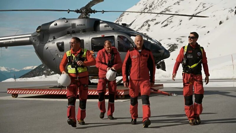 Die Crew des Martin 8 als Hereoshot nach einem erfolgreichen Einsatz vor dem Helicopter am Hangar in Hochgurg. Pilot Martin Amrein, Flugretter Gregor Franke, Arzt Frank Dieterich, Windenoperator Tom Ofer. – Bild: RTL /​ Fandango