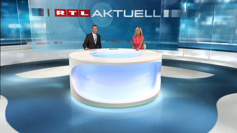 RTL-Chefredakteur Peter Kloeppel und Sport-Moderatorin Ulrike von der Groeben präsentieren RTL Aktuell im neuen Studio-Design. – Bild: RTL