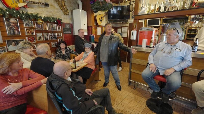 Entspannte Atmosphäre im Pub – Bild: ATV