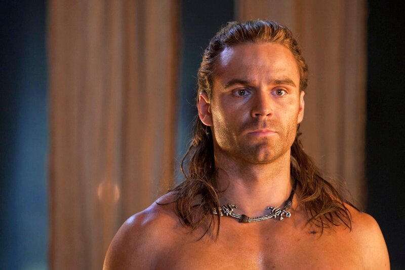 Während auf den ebenso ehrgeizigen wie erfahrenen Drago neue Herausforderungen warten, macht Gannicus (Dustin Clare) nähere Bekanntschaft mit dessen Frau Melissa – mehr als ihm lieb ist … – Bild: Starz Entertainment, LLC