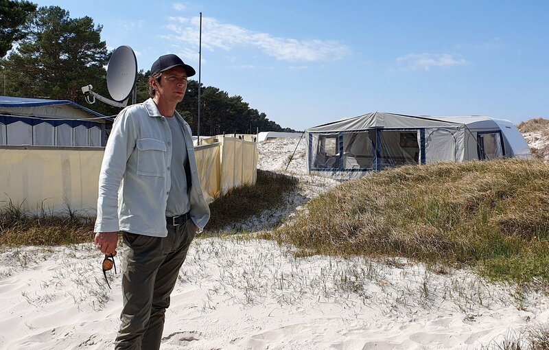 Jo Hiller prüft den Zustand auf deutschen Campingplätzen – Bild: ORF/​One Gate/​NDR/​Anneke Müller