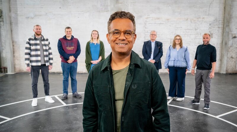 Moderator Michail Paweletz (vorn) und Teilnehmende beim Dreh von „Wie klimafreundlich bist du?“ (hinten v.l.n.r.: Kevin Thiele, Alexander Grams, Romina Jordemann, Wolfram Loeffler, Stella Lüdemann, Kaj Pehlke). – Bild: NDR/​Stefan Mühlenhoff