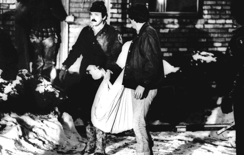 Investigators carry the remains of a body found beneath the garage floor of the home of John Wayne Gacy on December 22, 1978, in Chicago. – Bild: Kabel Eins Doku