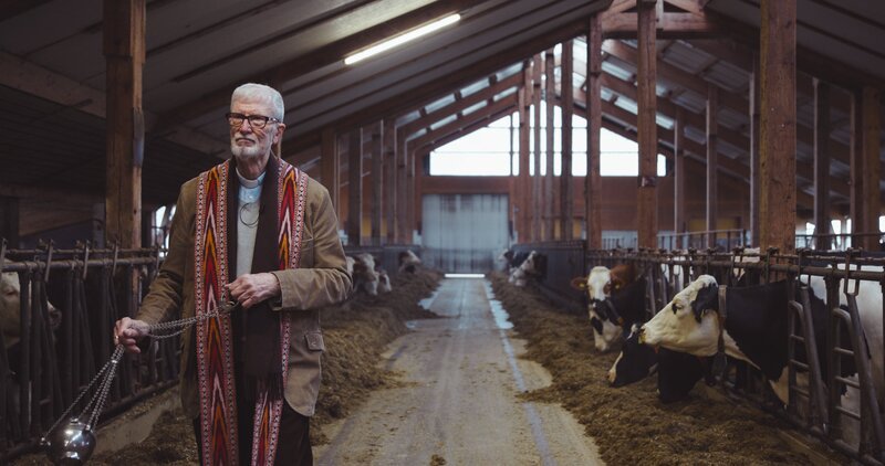 Der katholische Pater Dr. Jörg Müller erlöst auch Kühe vom Bösen. Die Besitzerin vermutet einen Fluch auf ihren erkrankten Tieren. – Bild: ZDF und Benjamin Hotz