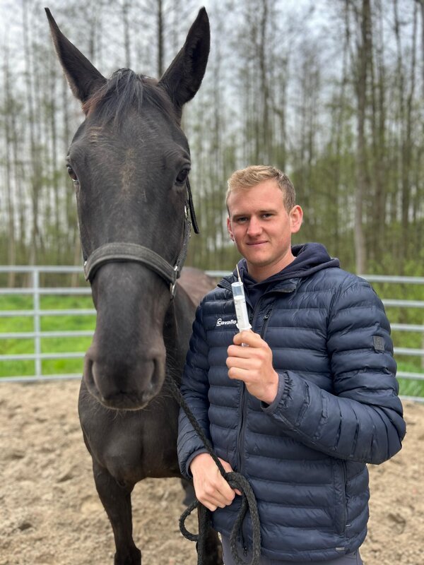 Matthes Röckener mit Malou – Bild: RTL /​ Docma TV /​ Araber unter Strom