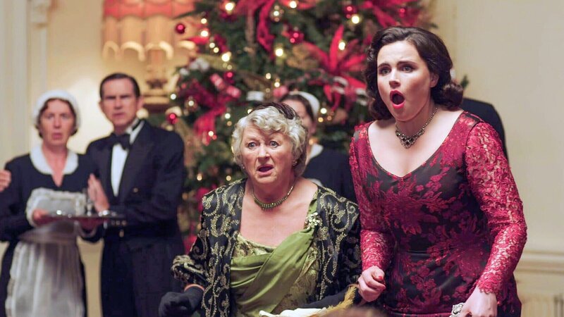 Mrs McCarthy (Sorcha Cusack, l.) und Bunty (Emer Kenny, r.) – Bild: BBC Studios