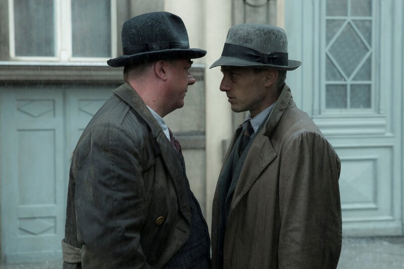Gereon Rath (Volker Bruch, re.) und Wolter (Peter Kurth) geraten aneinander. – Bild: Frédéric Batier/​X Filme