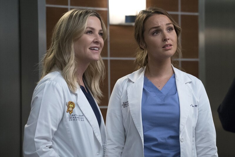 Während sich Arizona (Jessica Capshaw, l.) freut, den berühmten Arzt Dr. Paul Stadler kennenzulernen, steigt in Jo (Camilla Luddington, r.) die Panik auf, als ihr Ex-Mann plötzlich vor ihr steht … – Bild: PLURIMEDIA (American Broadcasting Companies, Inc.)