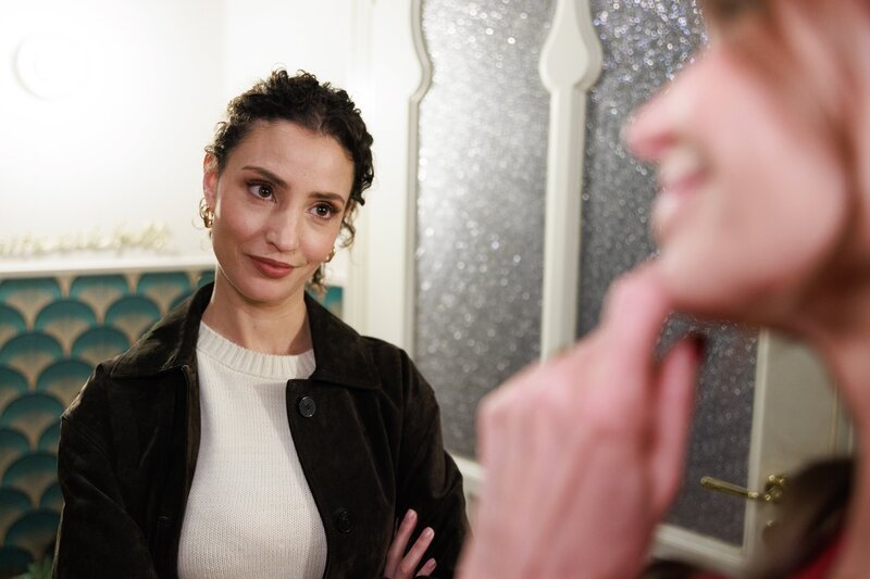 Naomi (Nadine Menz, l.) sucht nach einer Gelegenheit, sich Alexander anzunähern. Rechts Britta (Tabea Heynig) – Bild: RTL