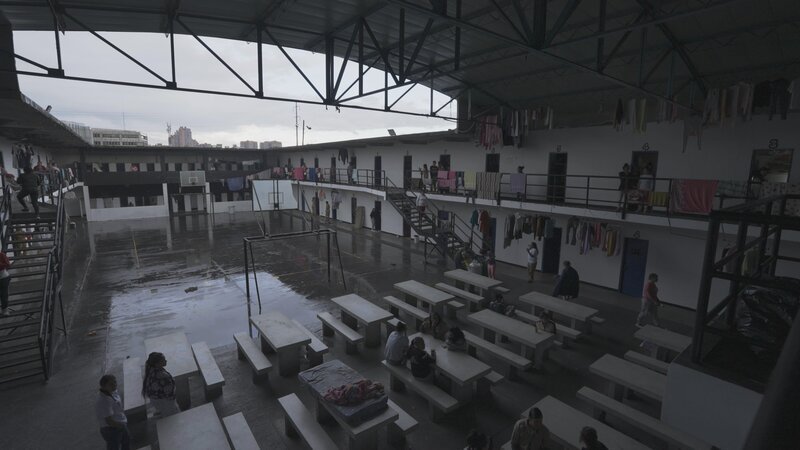 El Buen Pastor verfügt über eine Kapazität von 1275 Insassen, aber auch eine Überbelegungsrate von fast 70 Prozent. – Bild: Cesar Perez /​ ZDF