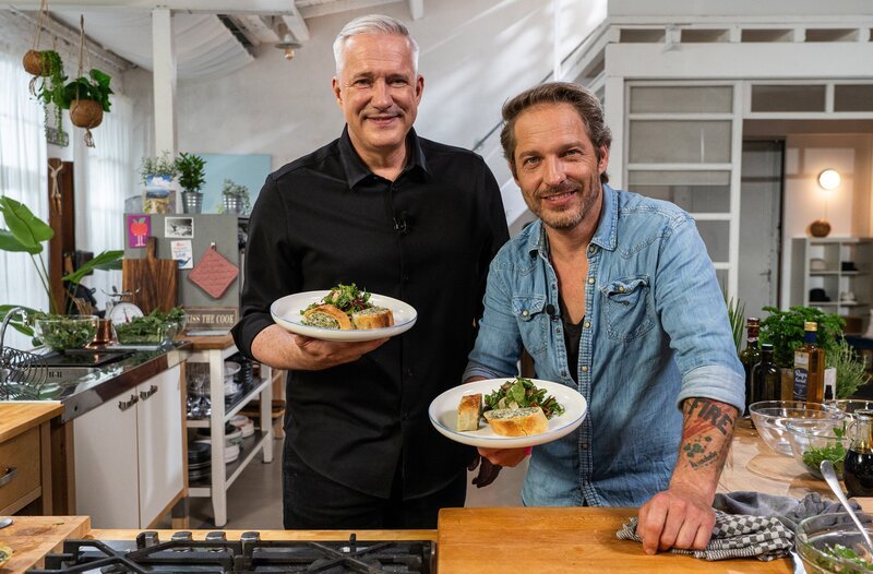 Der Fernsehkoch Rainer Klutsch (rechts) backt bei „Einfach & köstlich“ einen Strudel, der mit Brennnesseln vom Wegesrand gefüllt wird. Alexander Herrmann ist begeistert. – Bild: BR/​2Bild TV.Events & Media GmbH/​Christopher Nußbaumer