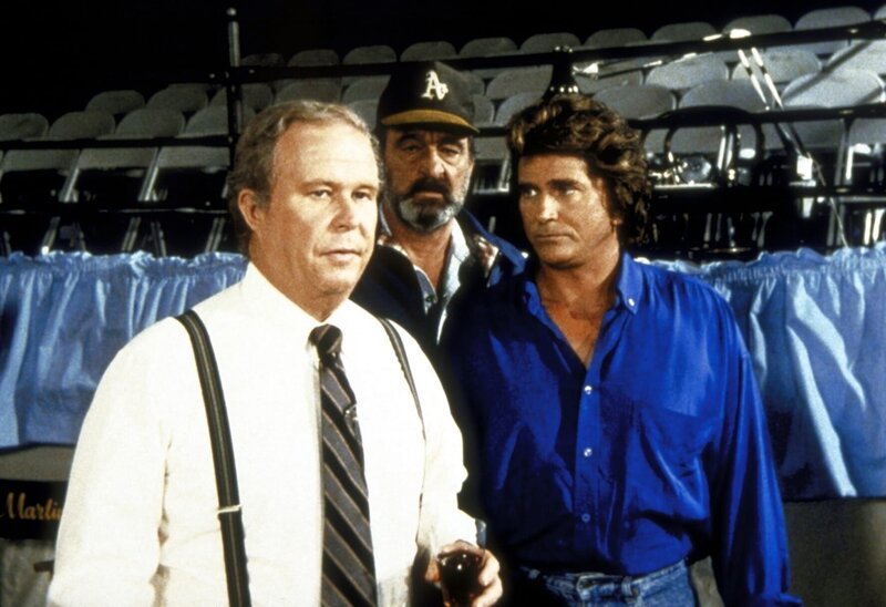 Cassidy (Ned Beatty, l.) und Joey haben dank Mark (Victor French, M.) und Jonathan (Michael Landon, r.) Freundschaft geschlossen. – Bild: Worldvision Enterprises, Inc.