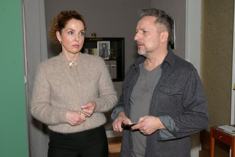 Michael „Michi“ (Lars Pape) erklärt Nina (Maria Wedig), dass er seine Wut auf Gerner kaum ertragen kann. – Bild: RTL