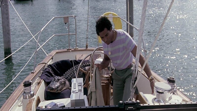 Britta (Tabea Heynig) wird unerwartet von einem potentiellen Verehrer (Komparse) abgelenkt. – Bild: RTL