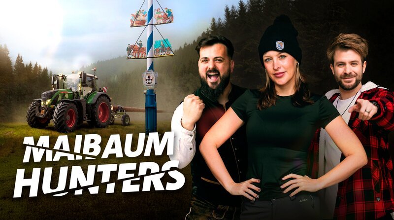 Key Visual/​Cover Sendereihenbild mit Typo zu „Maibaum Hunters“ Staffel 1. Die drei Creator der ersten Staffel Maibaum Hunters stehen auf der rechten Bildseite vor einer nebelverhangenen Waldlichtung. Links im Hintergrund fährt ein Traktor über eine Wiese, von links: SaintSkye, Tschuggi, Zeo. – Bild: BR/​EndemolShine Germany/​Jonas Mertens/​Yhana Weigelt