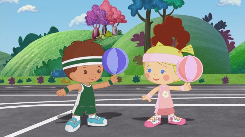 Zoé und Finn haben sich in Basketballspieler verwandelt und lernen ein paar Körbe zu werfen. – Bild: Mike Young